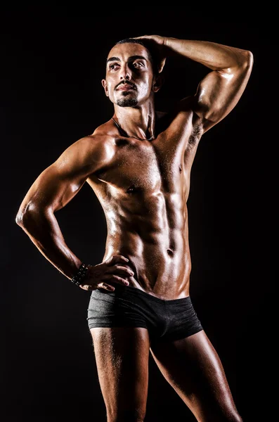 Fisiculturista com corpo muscular — Fotografia de Stock