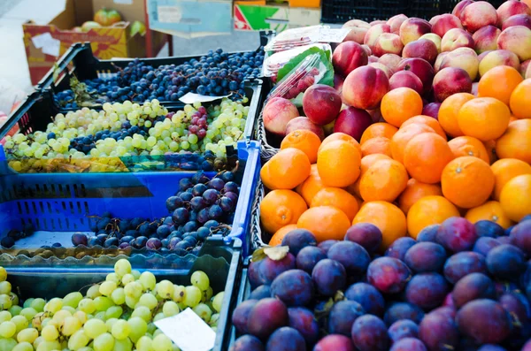 Fruits au stand du marché — Photo