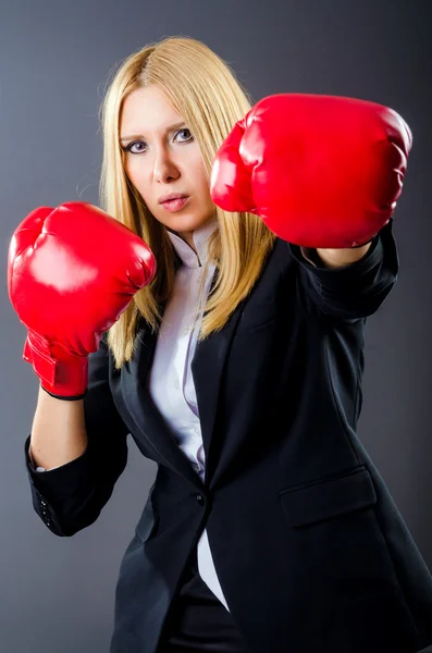 Žena boxer v tmavé místnosti — Stock fotografie