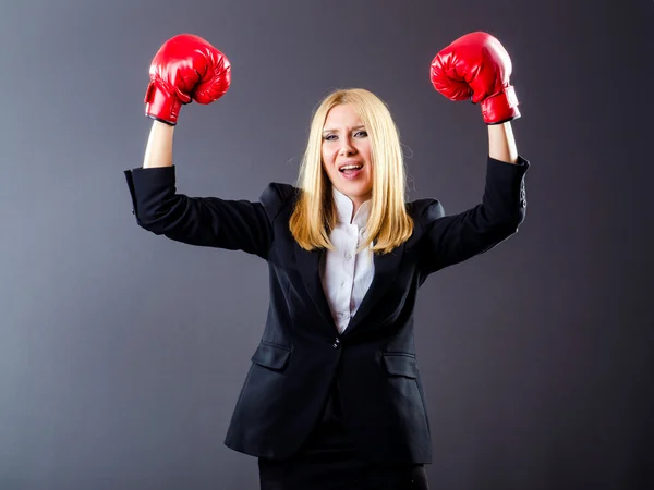 Boxeador mujer en habitación oscura — Foto de Stock