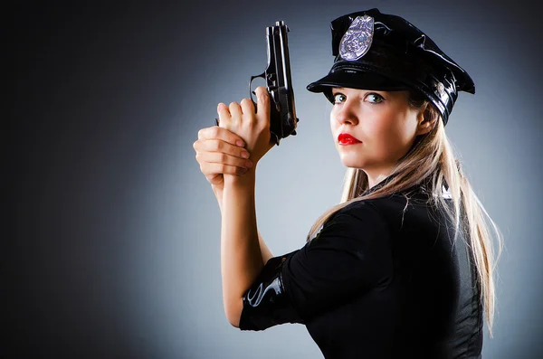 Escritório de polícia atraente no quarto escuro — Fotografia de Stock