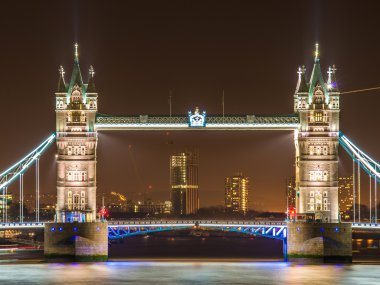 gece Londra'nın ünlü kule Köprüsü
