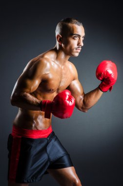 karanlık odada kırmızı eldivenli boksör