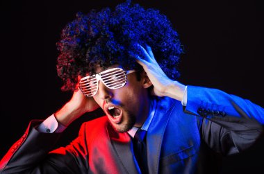 afro karanlık Studio'da kesme ile şarkıcı