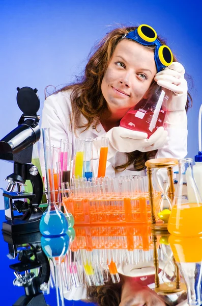 Funny química femenina en el laboratorio — Foto de Stock