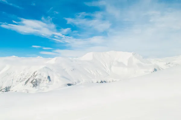 Montanhas de neve no dia de inverno brilhante — Fotografia de Stock