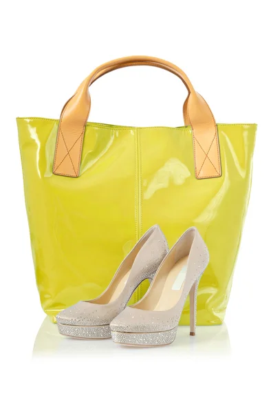 Elegante Tasche und Schuhe auf weiß — Stockfoto