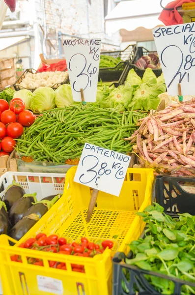 Groenten en fruit op de markt stal — Stockfoto