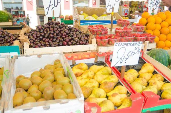 Frutas e produtos hortícolas na banca do mercado — Fotografia de Stock