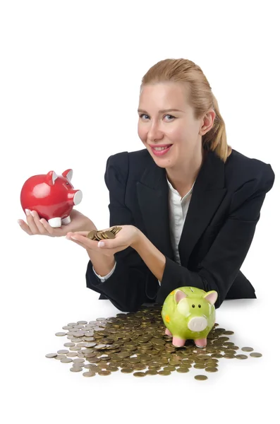 Vrouw verbreking piggy bank voor besparingen — Stockfoto