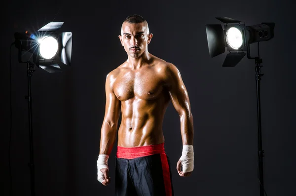 Boxer mit Studioleuchten im Sportkonzept — Stockfoto