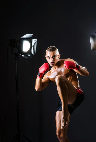 Boxeador con luces de estudio en concepto deportivo — Foto de Stock