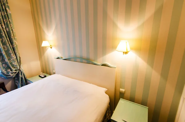 Hotelkamer met tweepersoons bed — Stockfoto