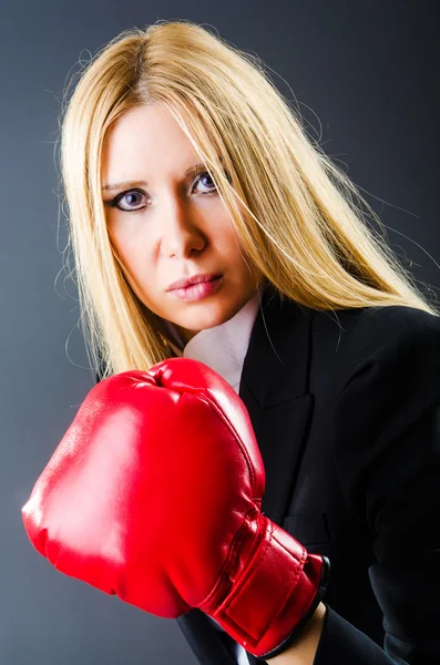 Boxeador mujer en habitación oscura —  Fotos de Stock