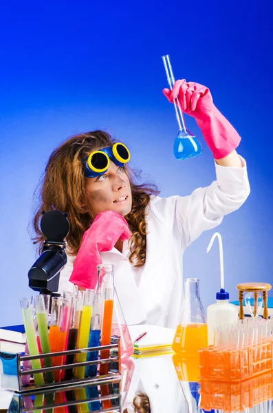นักเคมีหญิงตลกในห้องทดลอง — ภาพถ่ายสต็อก