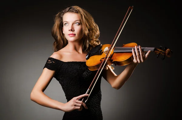 Woman performer with violin in studio — Stock Photo, Image