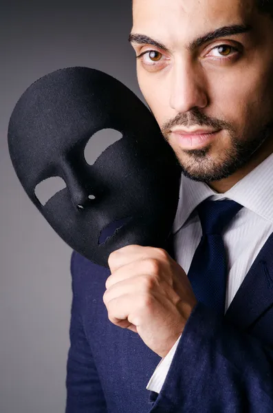 スタジオで黒いマスクを持つ男 — ストック写真