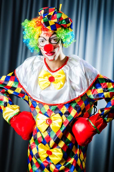 Drôle clown dans l 'studio de tir — Photo