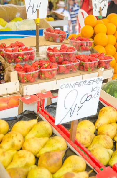 Fruits and vegetables at the market stall — Stock Photo, Image