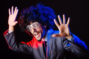 afro karanlık Studio'da kesme ile şarkıcı