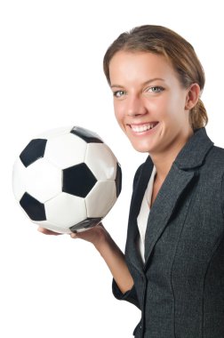 Beyazlar üzerinde futbol oynayan iş kadını