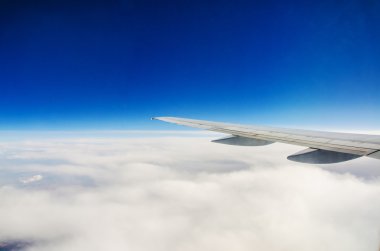 Pencereden uçağın kanadı çıktı.