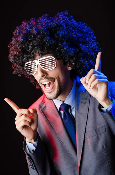 Cantante con corte afro en estudio oscuro —  Fotos de Stock