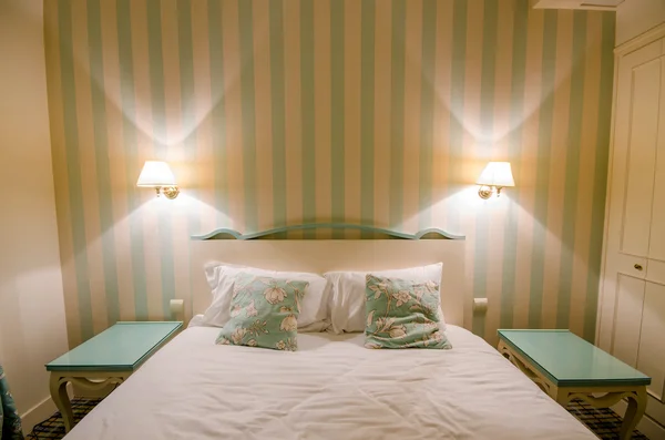 A Hotel szoba kétszemélyes ággyal — Stock Fotó