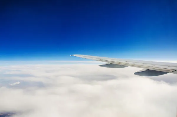 Airplane wing out of window — Stock Photo, Image