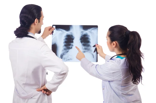 Deux médecins regardant une image radiographique sur blanc — Photo