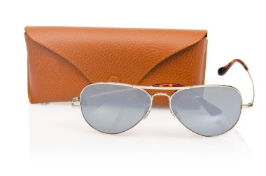 Beyaz üzerinde izole edilmiş zarif güneş gözlükleri.