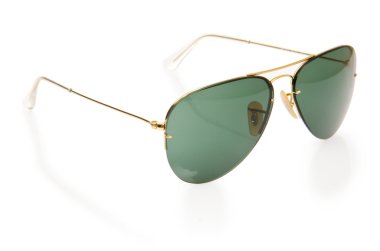 Beyaz üzerinde izole edilmiş zarif güneş gözlükleri.