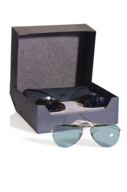 Beyaz üzerinde izole edilmiş zarif güneş gözlükleri.