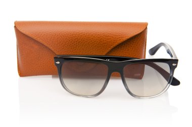 Beyaz üzerinde izole edilmiş zarif güneş gözlükleri.