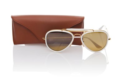 Beyaz üzerinde izole edilmiş zarif güneş gözlükleri.