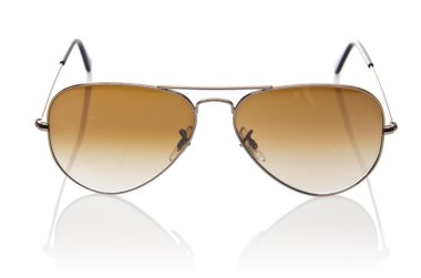 Beyaz üzerinde izole edilmiş zarif güneş gözlükleri.