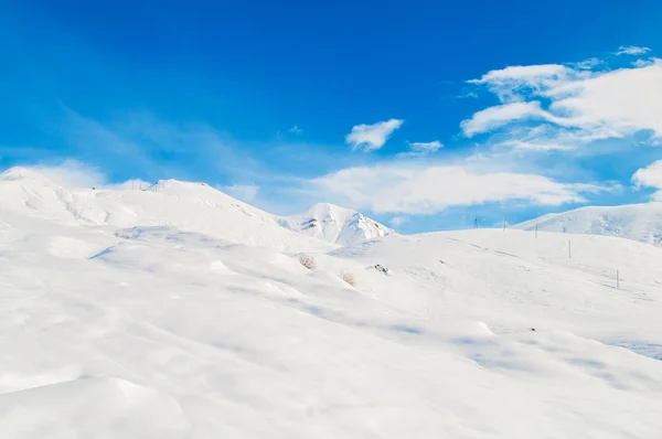 Montagne di neve in giorno invernale lucente — Foto Stock