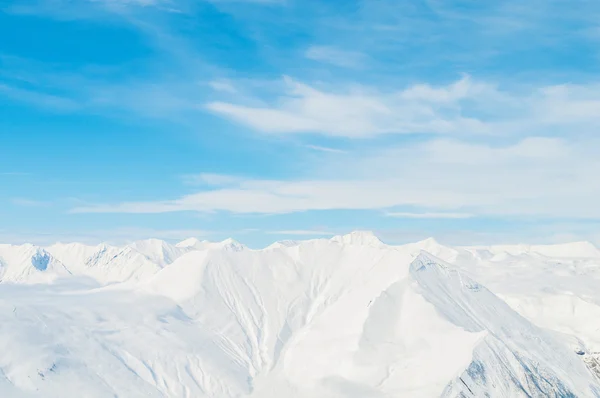 Montañas de nieve en brillante día de invierno —  Fotos de Stock