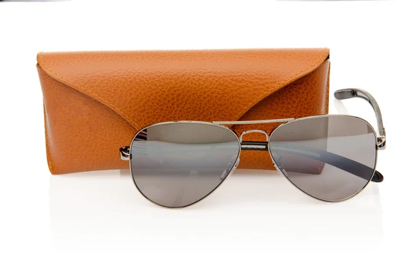 Elegante zonnebril geïsoleerd op het wit — Stockfoto