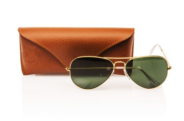 Beyaz üzerinde izole edilmiş zarif güneş gözlükleri.