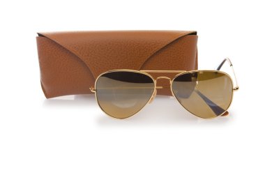 Beyaz üzerinde izole edilmiş zarif güneş gözlükleri.