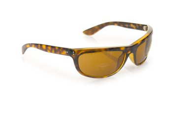 Beyaz üzerinde izole edilmiş zarif güneş gözlükleri.