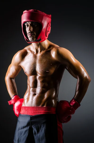 Muskulöser Boxer im dunklen Studio — Stockfoto