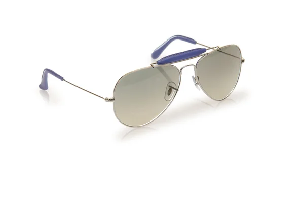 Eleganti occhiali da sole isolati sul bianco — Foto Stock