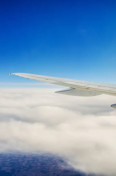 Крыло самолета из окна — стоковое фото