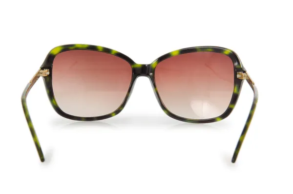 Концепция моды с солнцезащитными очками на белом — стоковое фото