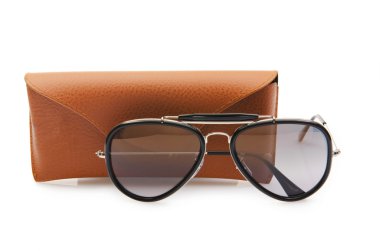 Beyaz üzerinde izole edilmiş zarif güneş gözlükleri.