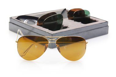 Beyaz üzerinde izole edilmiş zarif güneş gözlükleri.