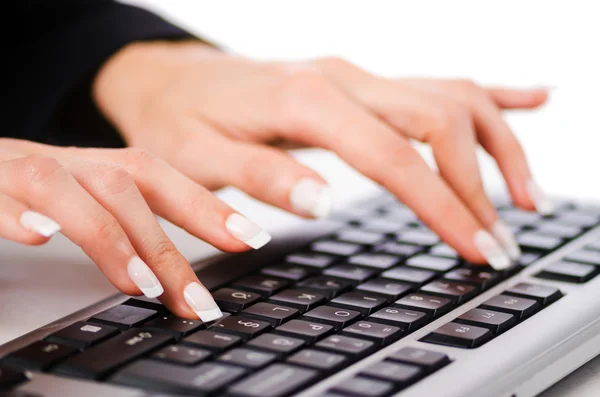 Manos trabajando en el teclado —  Fotos de Stock