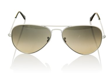 Beyaz üzerinde izole edilmiş zarif güneş gözlükleri.